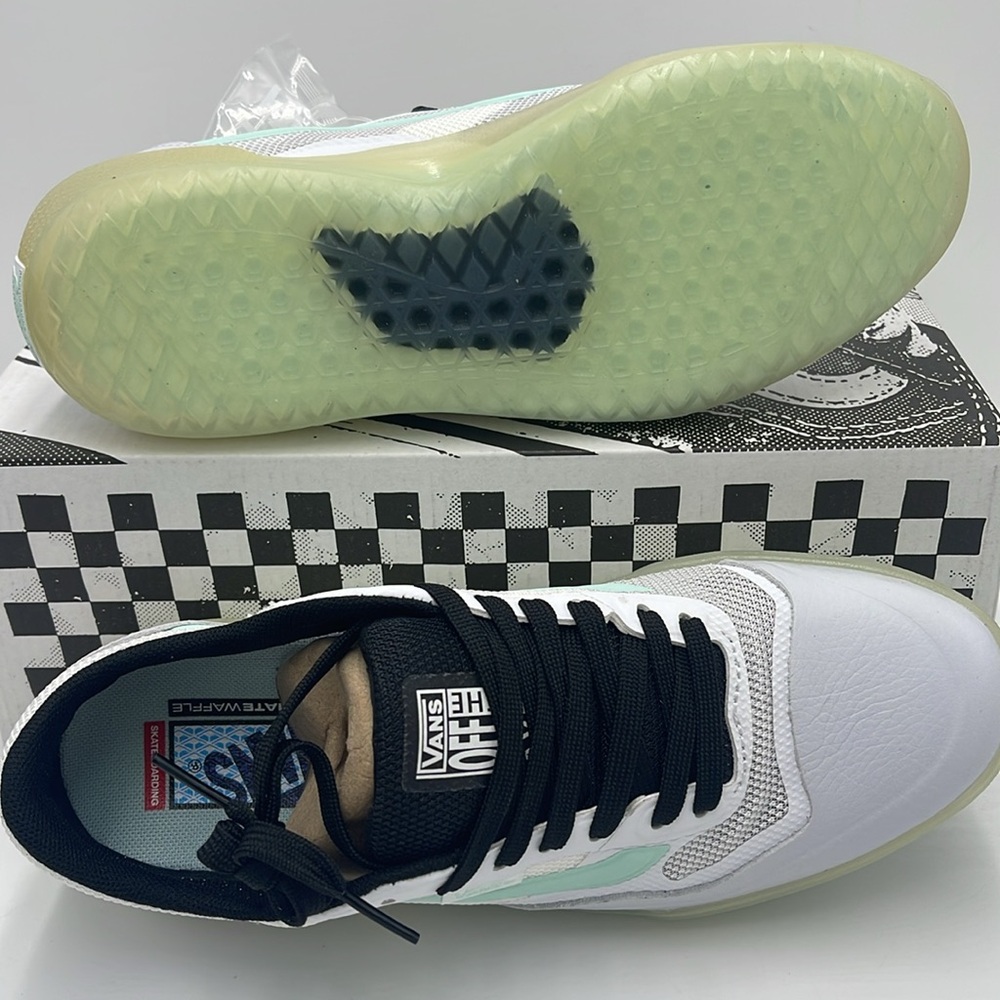 Vans WMNS Ave Mint
VN0A5JIBM2T
Sneakers - Picture 3 of 16